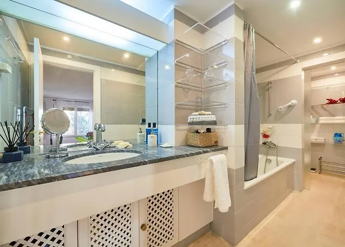 Modern With Garage And Pool Lisboa
