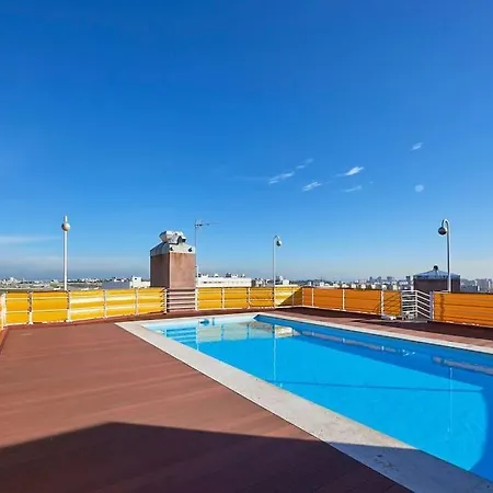 Modern With Garage And Pool Daire Lisboa