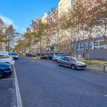 Modern With Garage And Pool Daire Lisboa