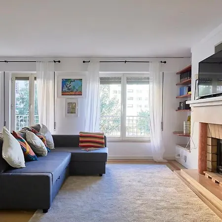 Modern With Garage And Pool Apartment